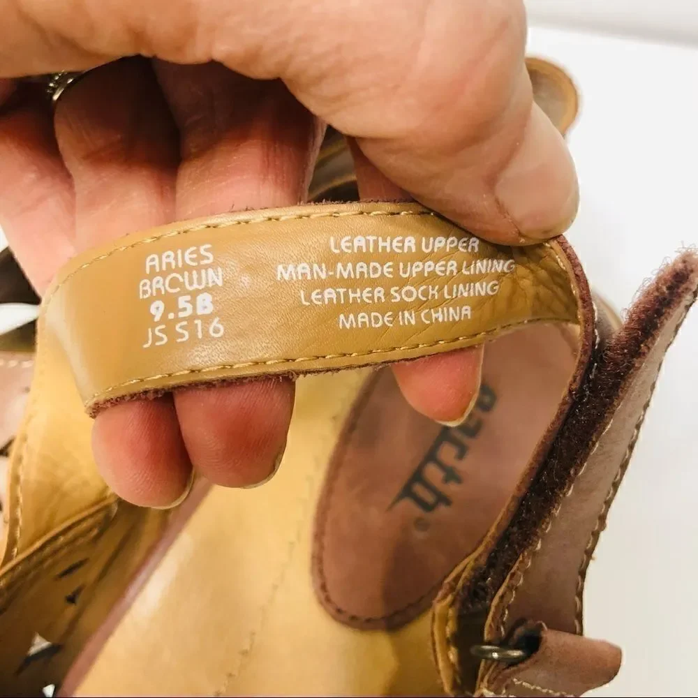 Earth Aries Brown Leather Wedge Comfort Sandals Lasercut 9.5 B